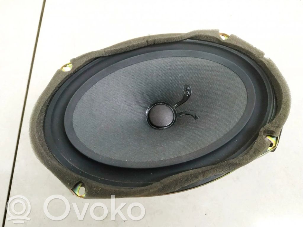 KIA Carnival Etuoven kaiutin