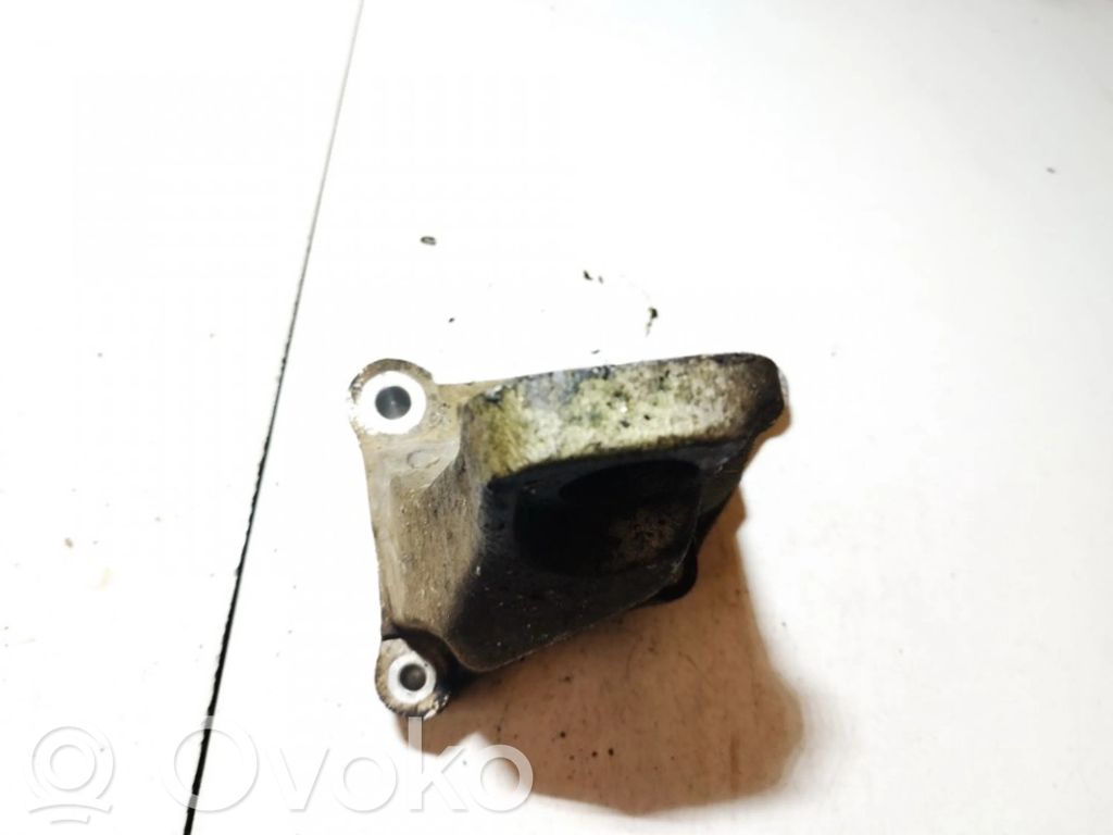 Engine mounting bracket