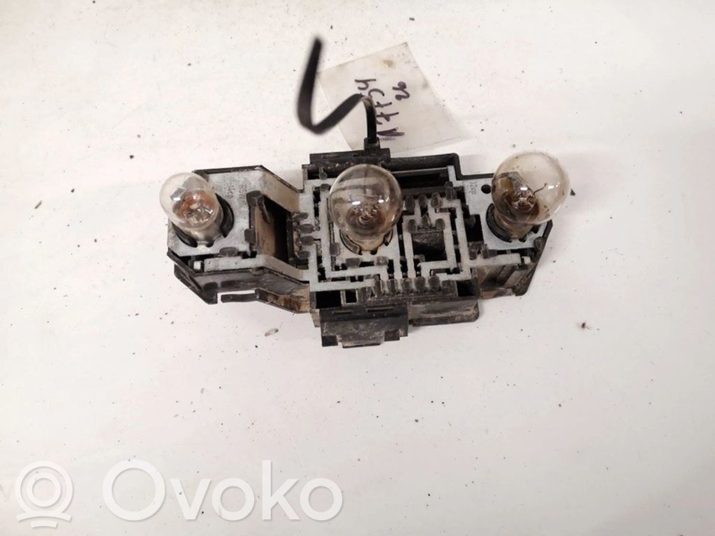 Volkswagen PASSAT B4 Suport becuri lampă spate 