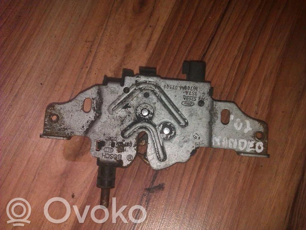 Ford Mondeo Mk III Konepellin lukituksen vastakappale