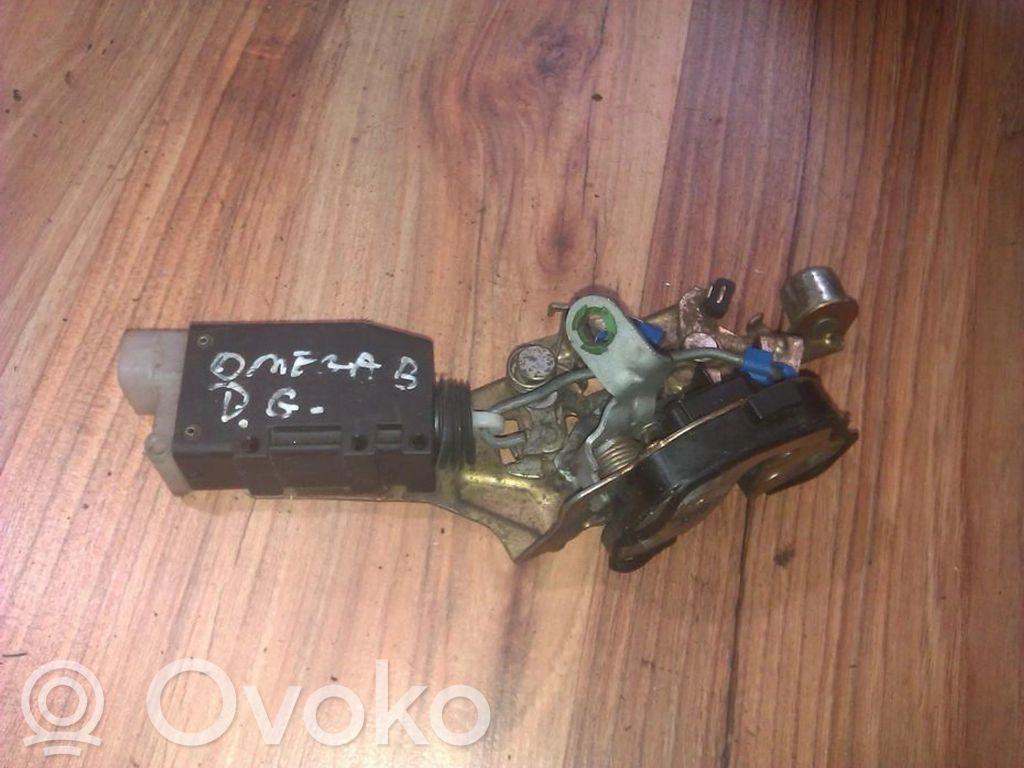 Opel Omega B1 Zamek drzwi tylnych 