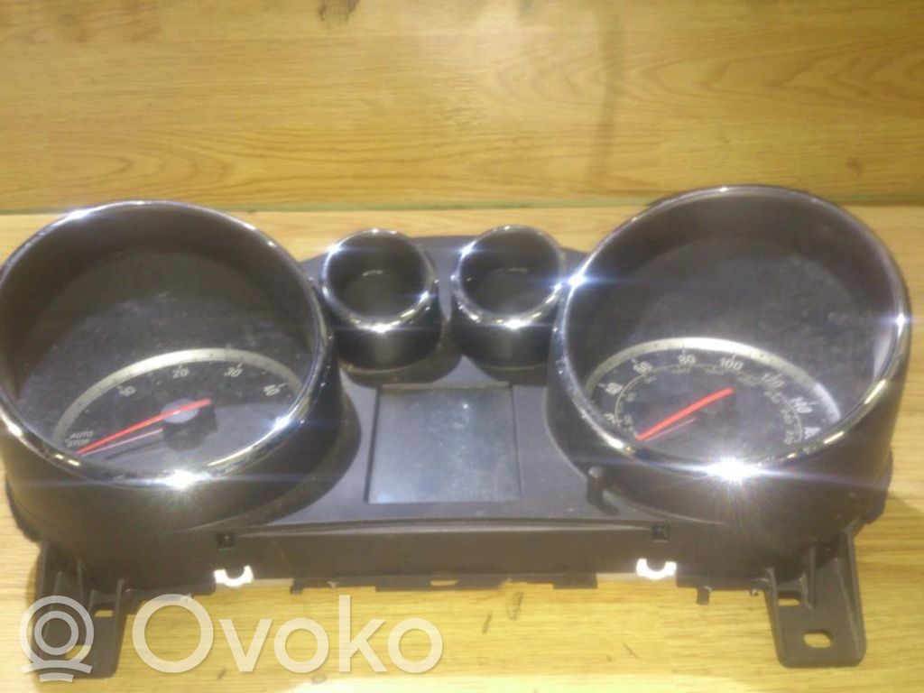 Opel Astra J Geschwindigkeitsmesser Cockpit 