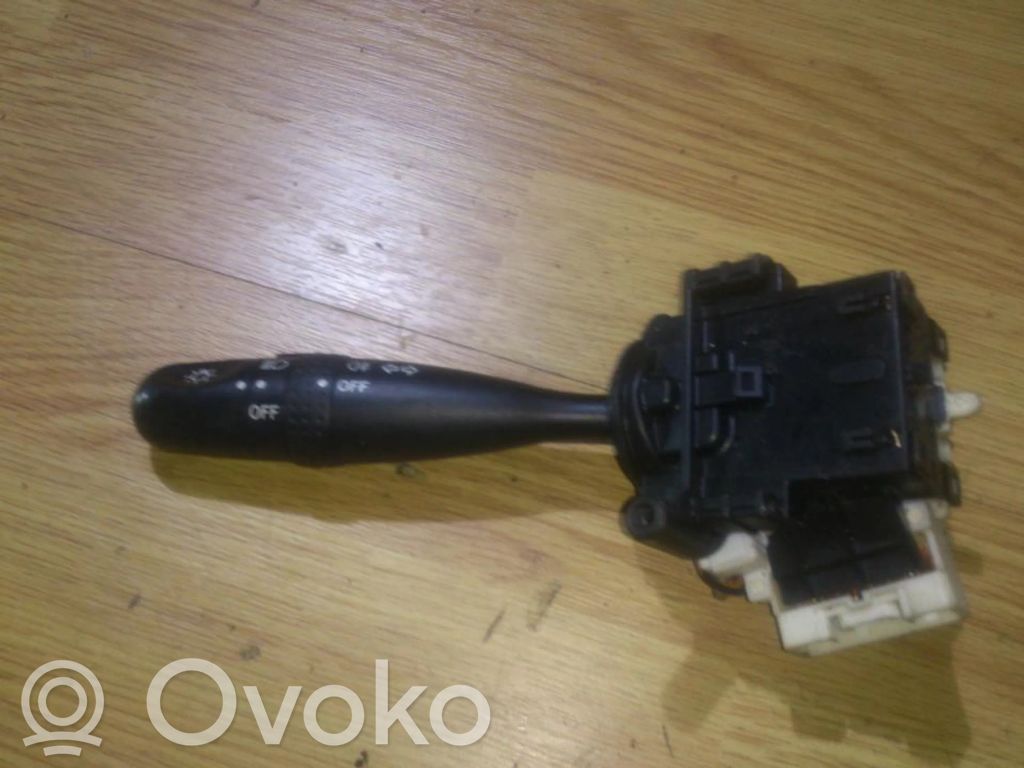 Toyota Yaris Leva indicatori