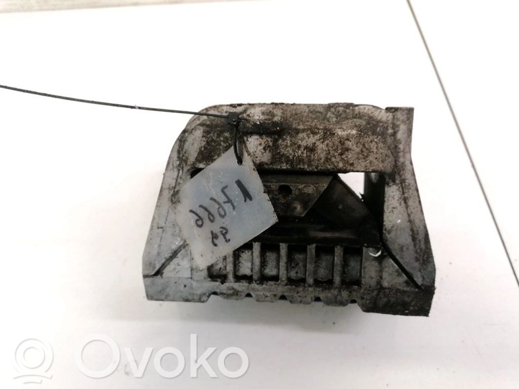 Volkswagen PASSAT B6 Suport tampon motor 