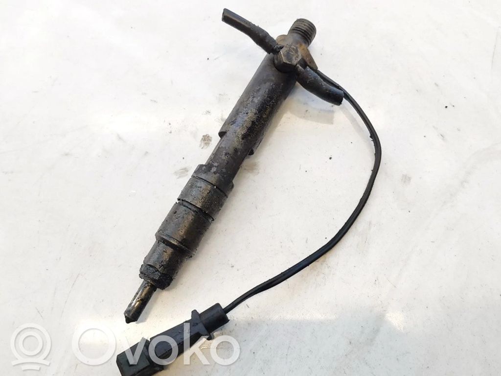 Volkswagen PASSAT B5 Wtryskiwacz paliwa 