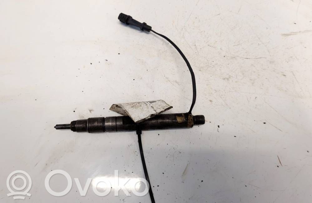 Volkswagen PASSAT B5 Wtryskiwacz paliwa 