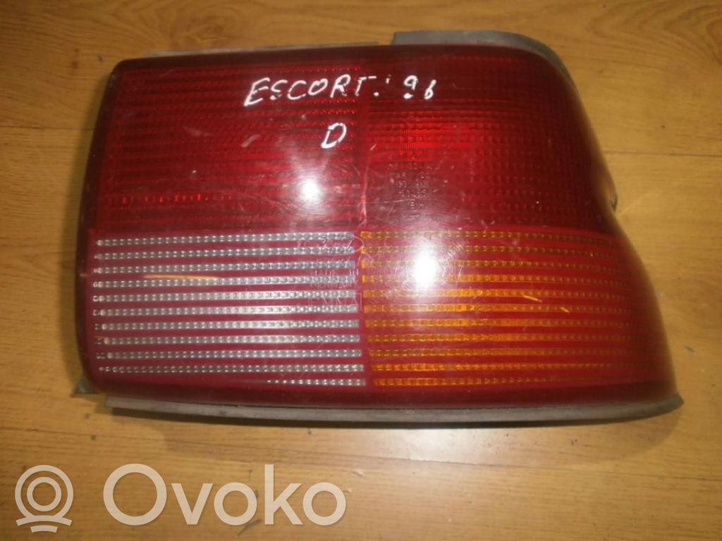 Ford Escort Aizmugurējais lukturis virsbūvē 