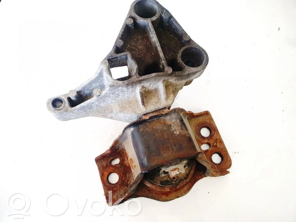 Dacia Logan I Engine mount bracket 