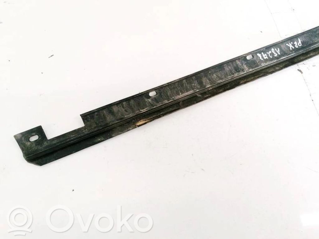 Audi A4 S4 B5 8D Listwa / Uszczelka szyby drzwi 
