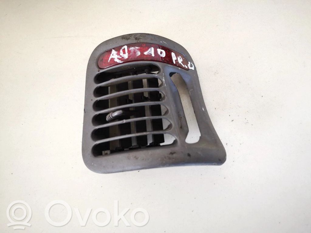 Chrysler Voyager Dysze / Kratki środkowego nawiewu deski rozdzielczej 