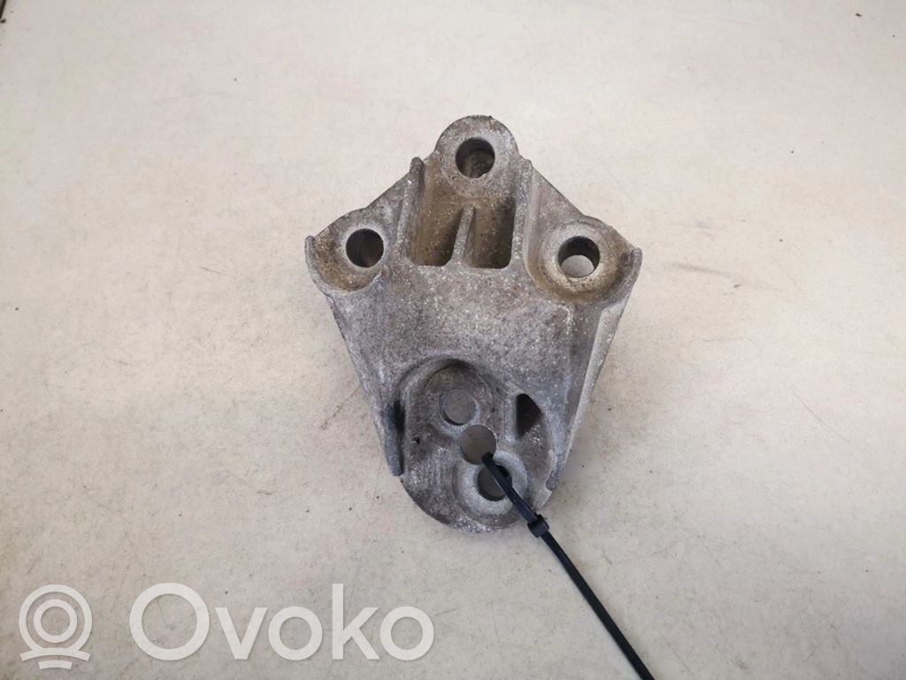 Opel Vectra B Engine mounting bracket 
