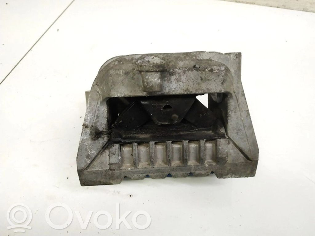 Volkswagen PASSAT B6 Moottorin kiinnikekorvake 