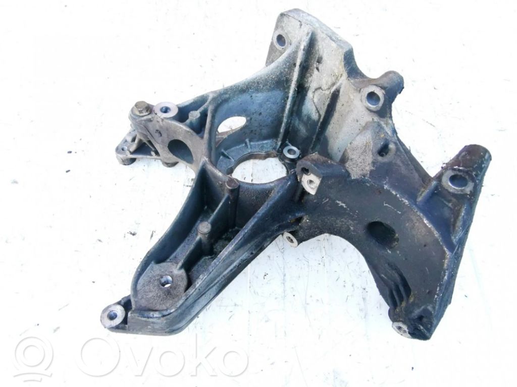 Volvo S40, V40 Engine mounting bracket 