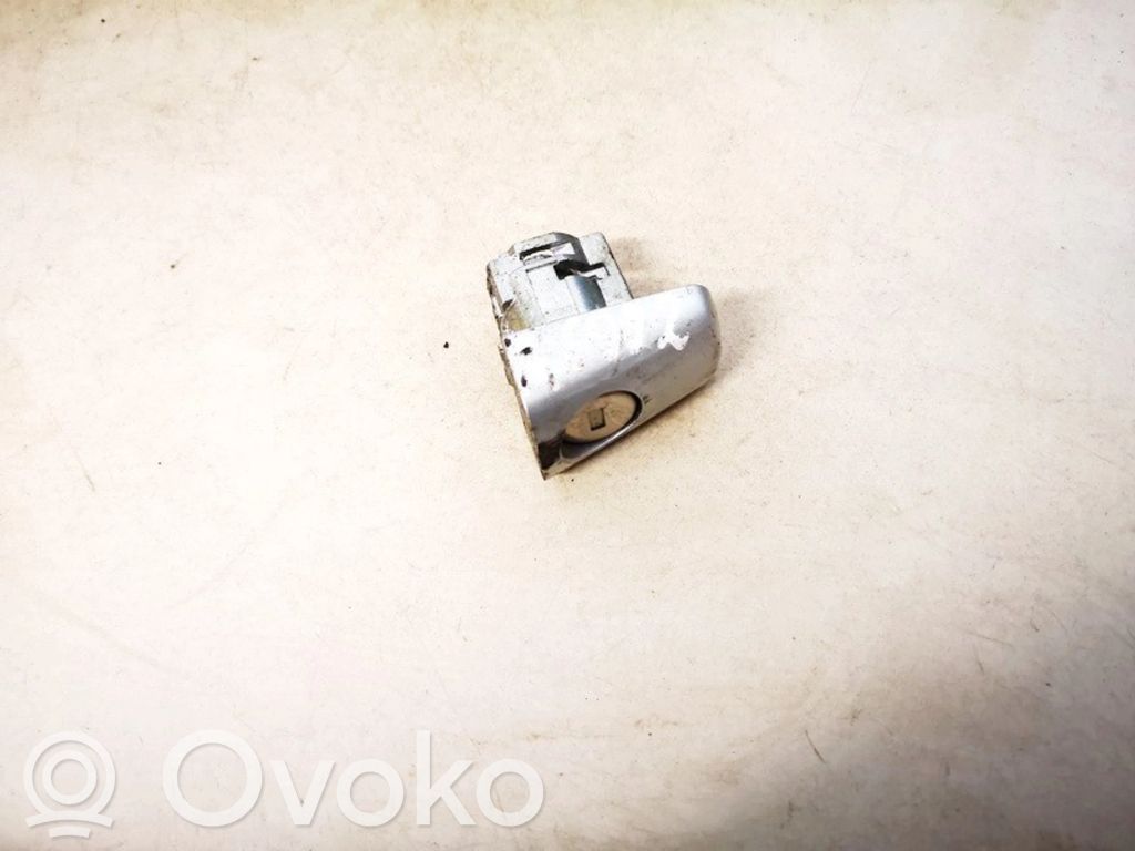 Etuoven lukko (kahvan vieressä)
