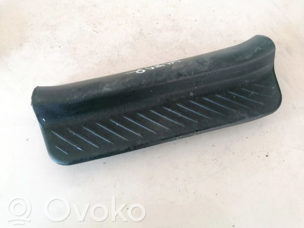 Mazda 3 I Takaoven kynnyksen suojalista 
