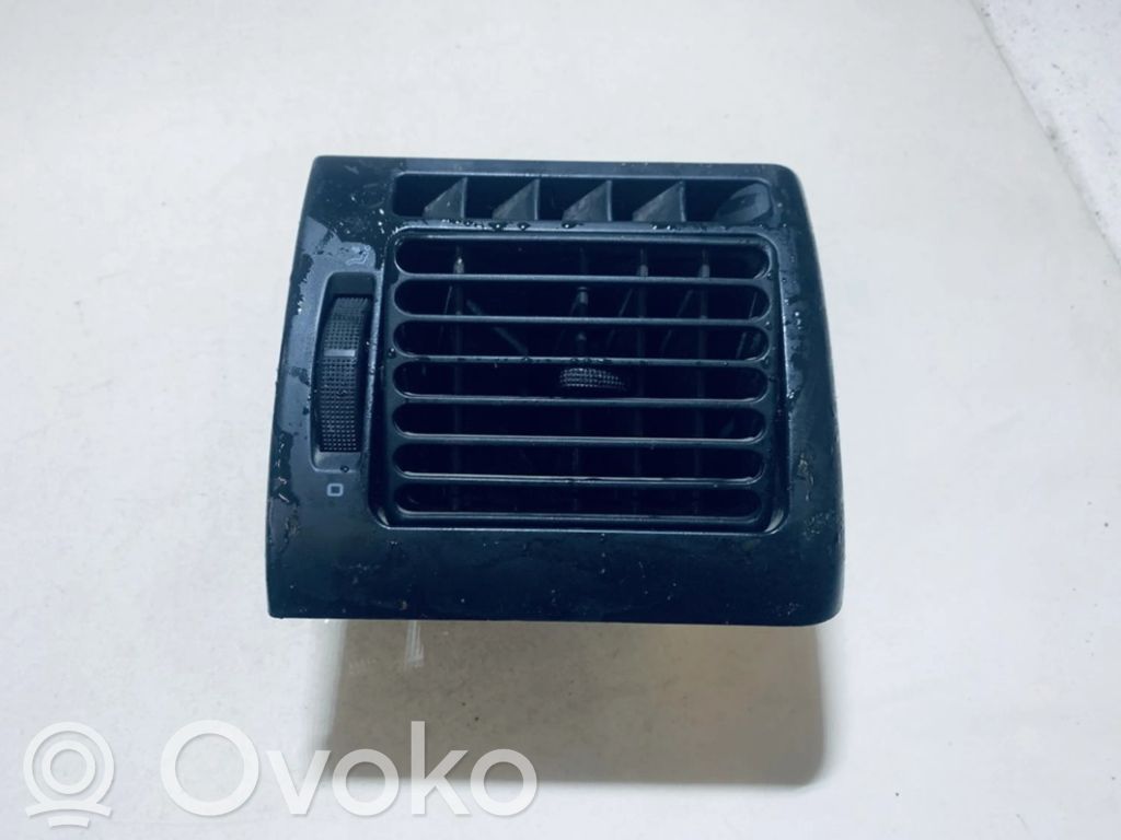 Volkswagen PASSAT B4 Dysze / Kratki środkowego nawiewu deski rozdzielczej 