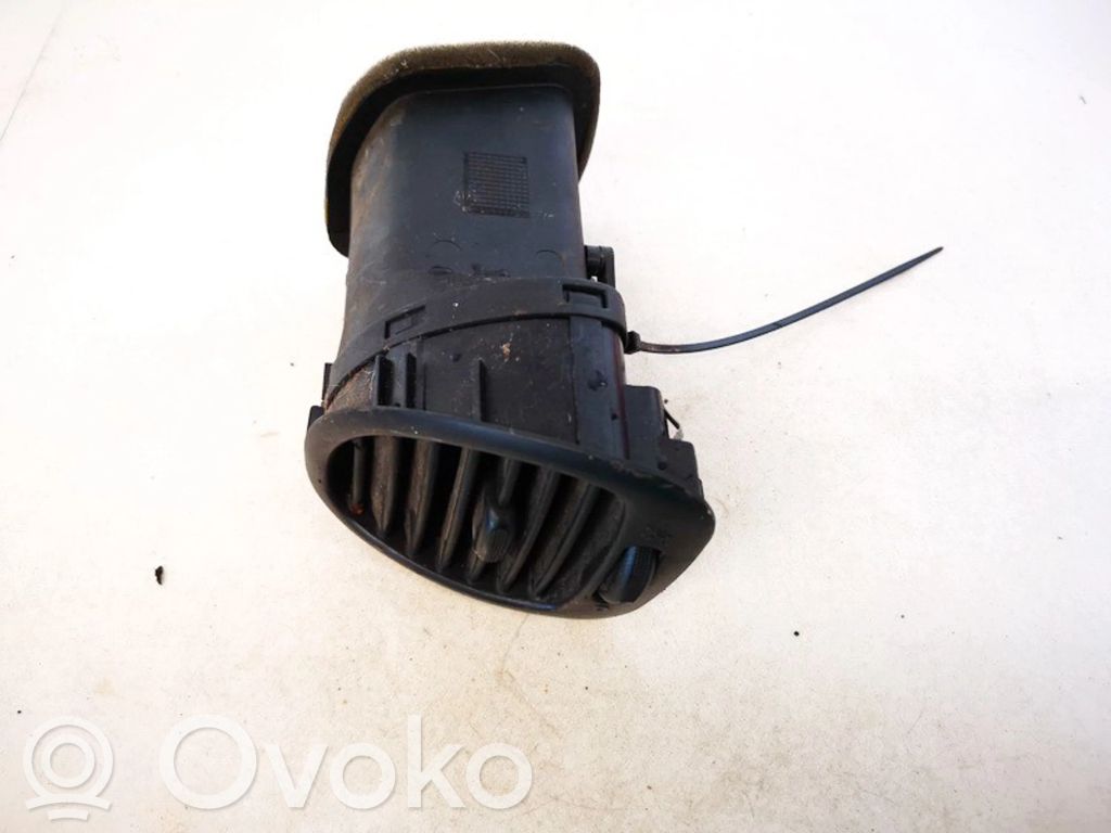 Seat Alhambra (Mk1) Dysze / Kratki środkowego nawiewu deski rozdzielczej 
