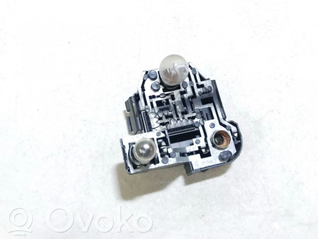 Volkswagen PASSAT B3 Takavalon polttimon suojan pidike