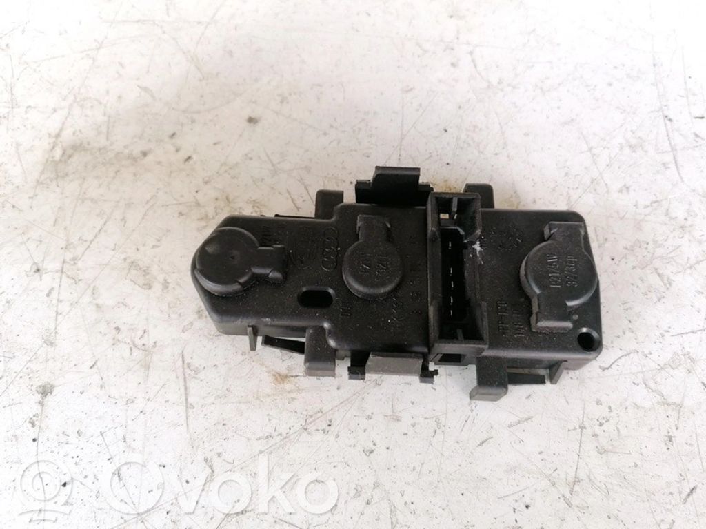 Audi A6 S6 C5 4B Takavalon polttimon suojan pidike 