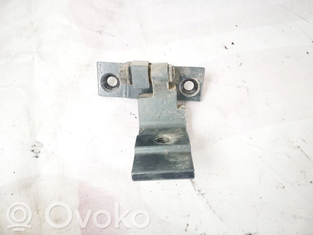 Bisagra inferior de la puerta trasera   7068089,7068089