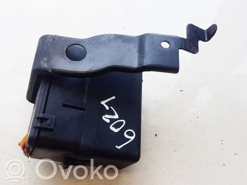 Toyota Avensis T270 Skrzynka bezpieczników / Komplet 