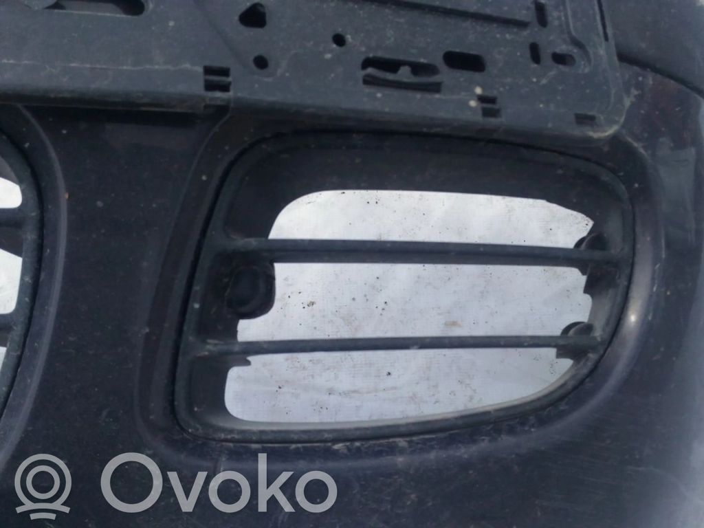 Hyundai Elantra Grotelės apatinės (trijų dalių) 