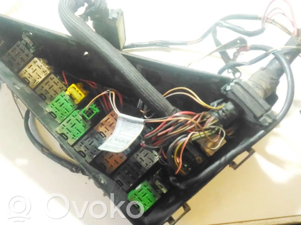 Opel Omega B1 Skrzynka bezpieczników / Komplet 