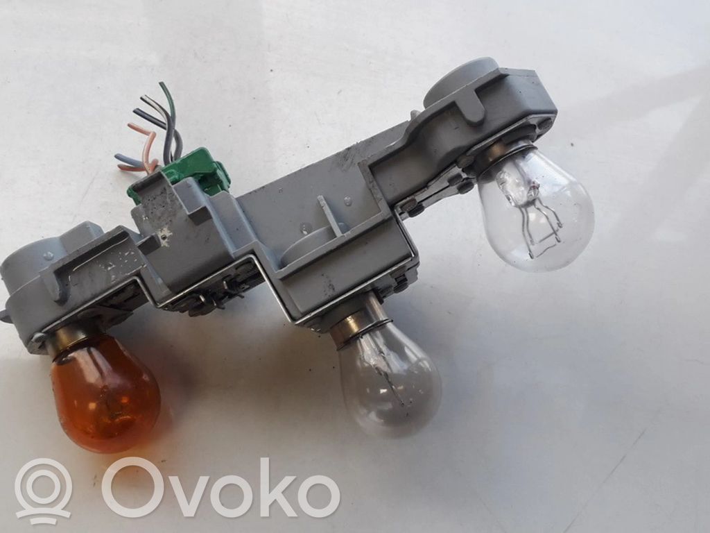 Takavalon polttimon suojan pidike   27712104,27712104