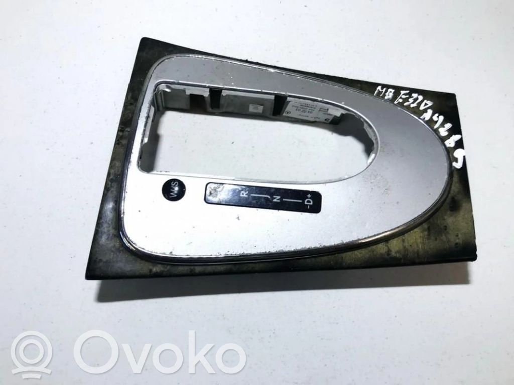 Mercedes-Benz E W211 Rivestimento in plastica cornice della leva del cambio 