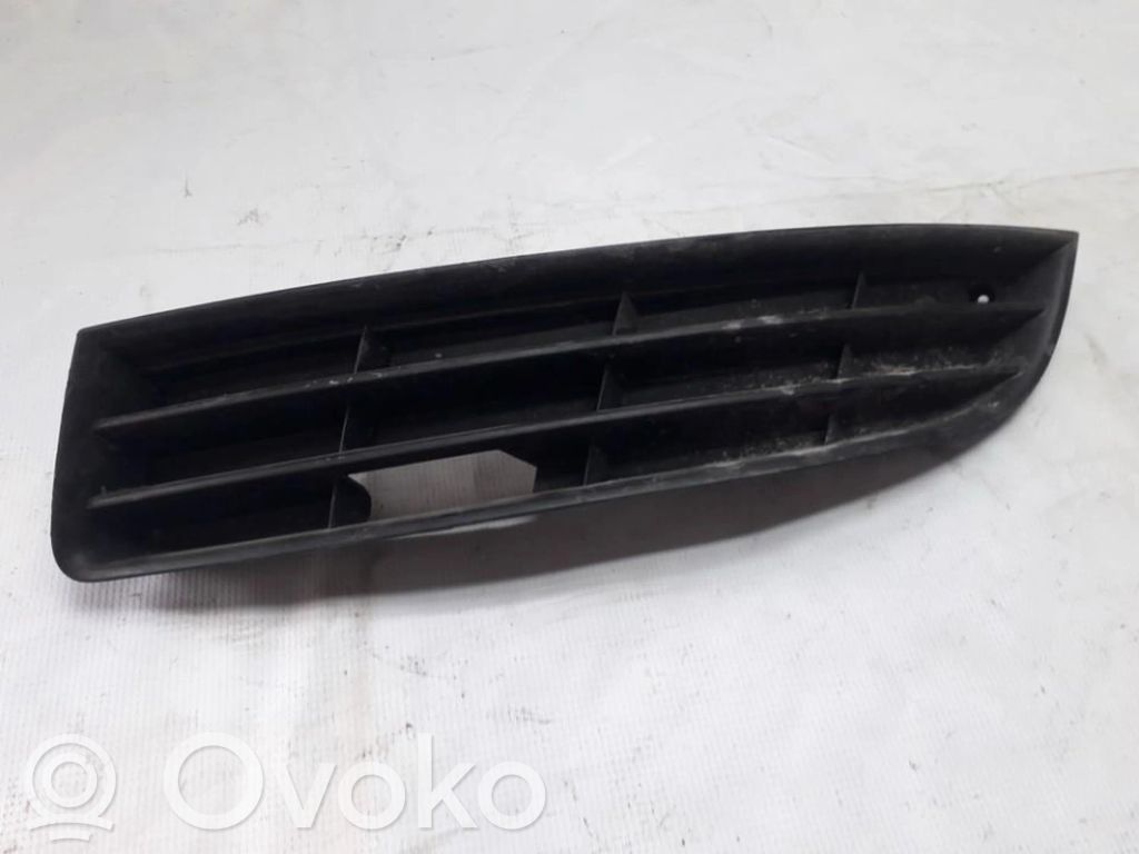 Volkswagen PASSAT B6 Kratka dolna zderzaka przedniego 