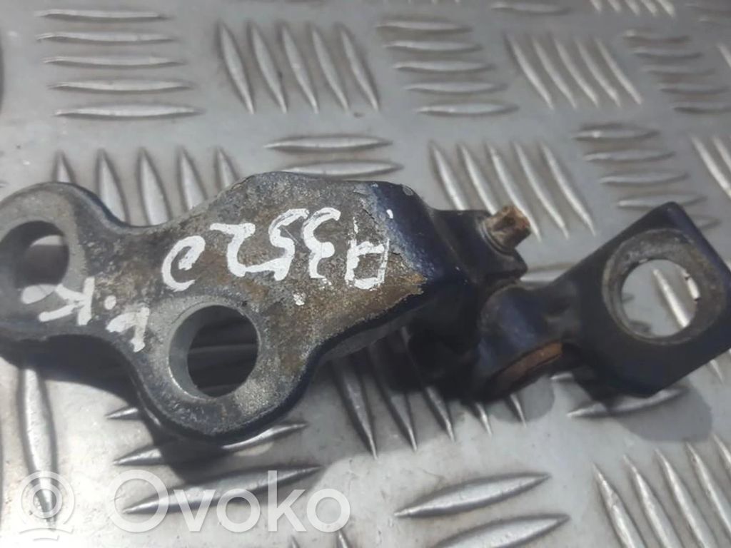 Bisagra inferior de la puerta trasera   A22801,A22801