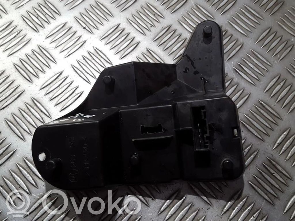Rover 75 Takavalon polttimon suojan pidike 