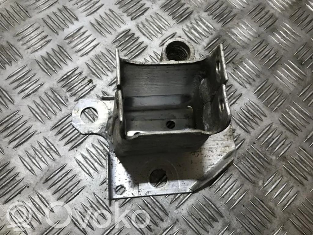 Renault Clio III Soporte del parachoques delantero 