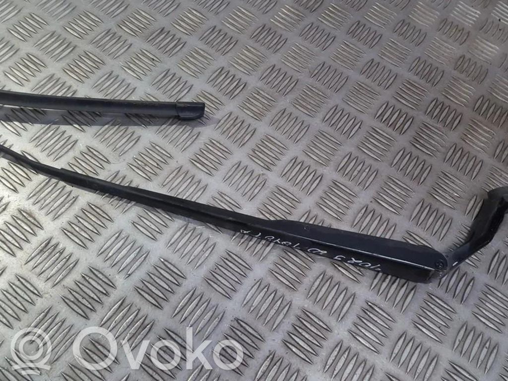 Toyota Hiace (H200) Front wiper blade arm 