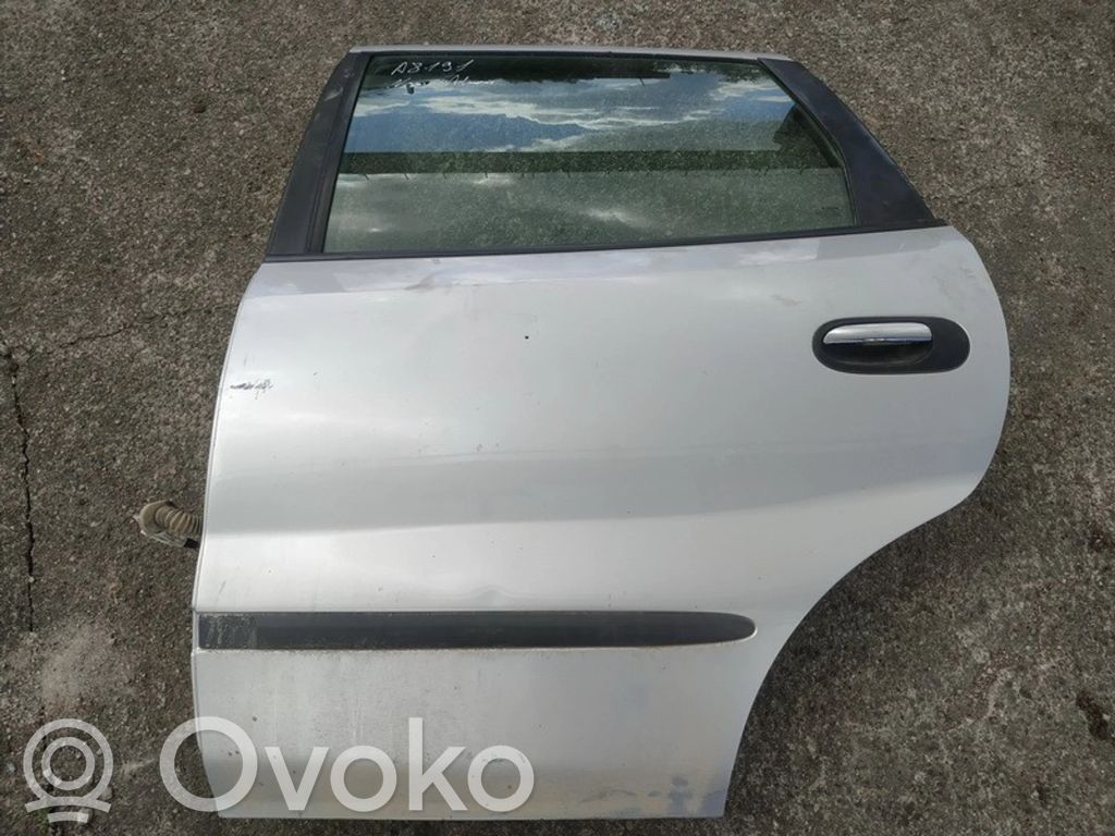 Nissan Almera Tino Задняя дверь