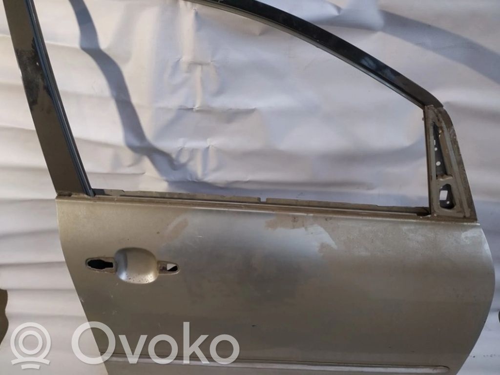 Toyota Avensis Verso Передняя дверь