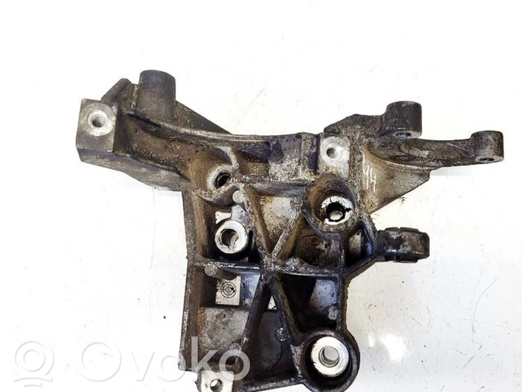 Audi Q7 4L Halterung Lager Motor 