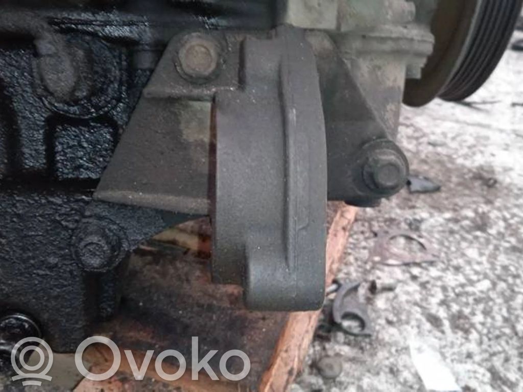 Engine mounting bracket