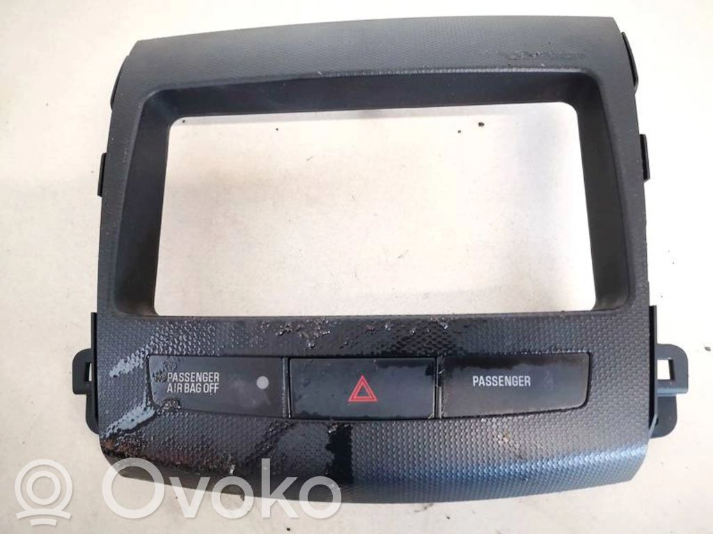 Mitsubishi Outlander Botón interruptor de luz de peligro 