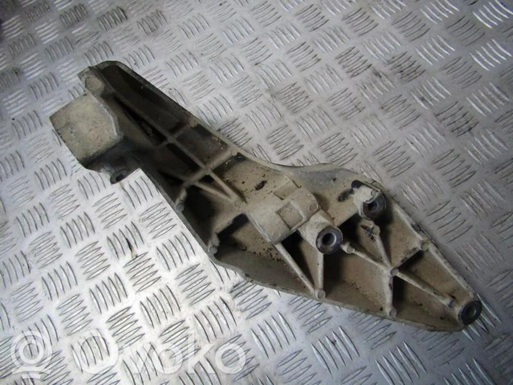 Opel Vectra B Engine mounting bracket 