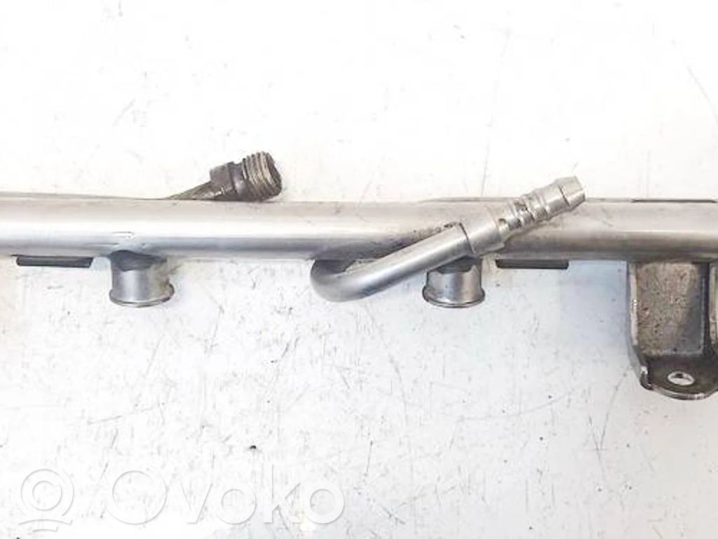 Audi A4 S4 B5 8D Tuyau de conduite principale de carburant 