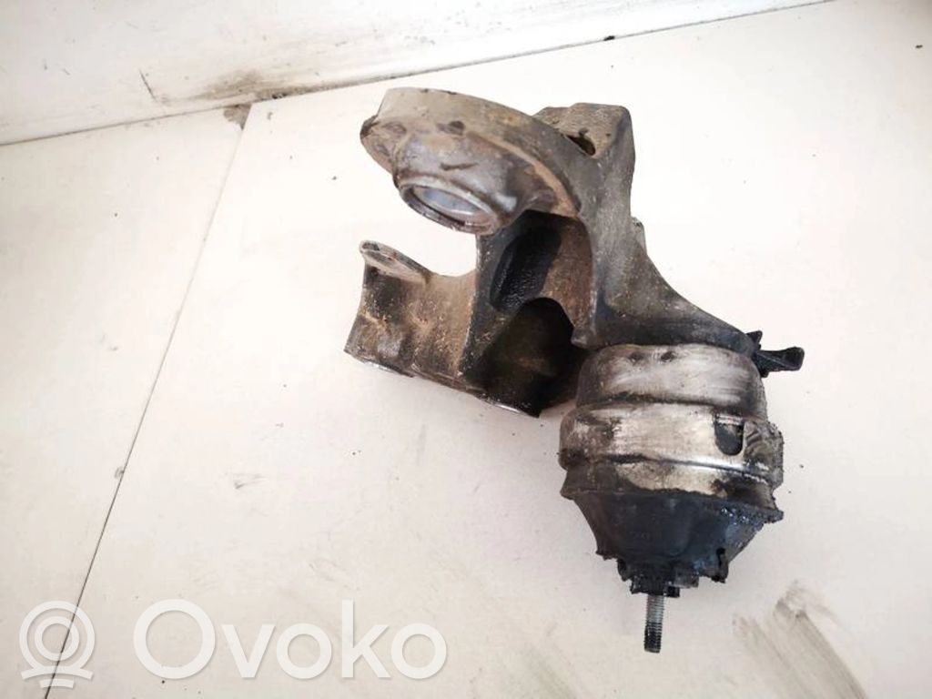 Volkswagen PASSAT B5 Moottorin kiinnikekorvake 