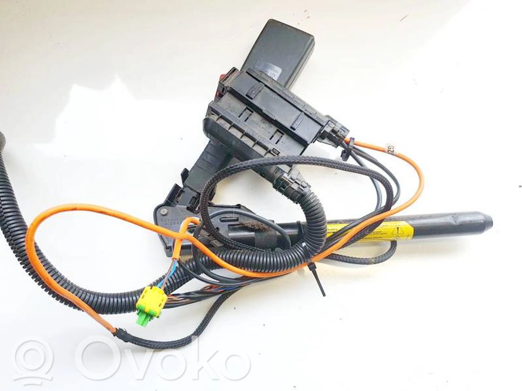 Opel Zafira B Gurtschloss vorne 