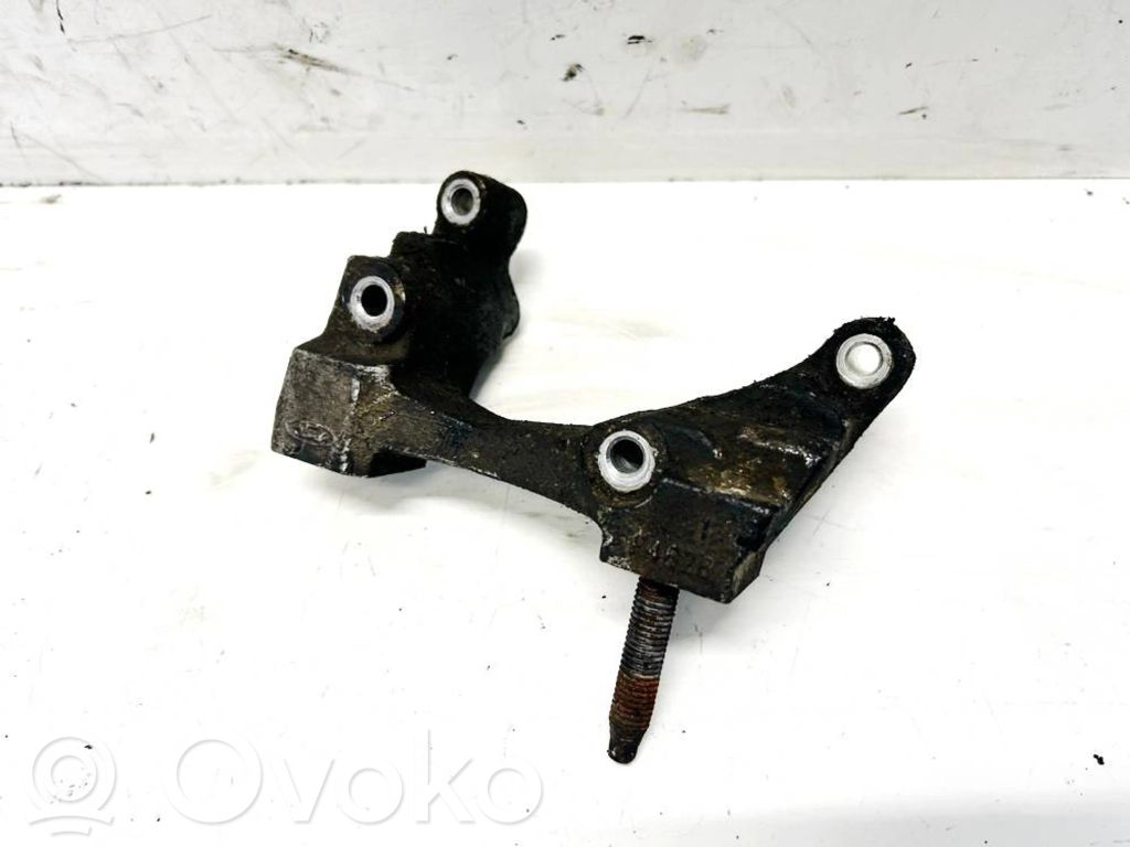 Ford Focus Engine mounting bracket 