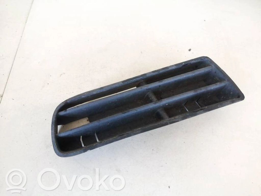 Volkswagen Golf IV Grille inférieure de pare-chocs avant
