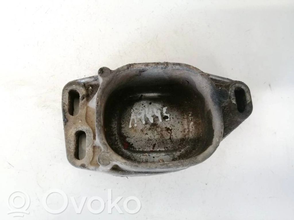 Volkswagen PASSAT B5 Łapa / Mocowanie silnika 