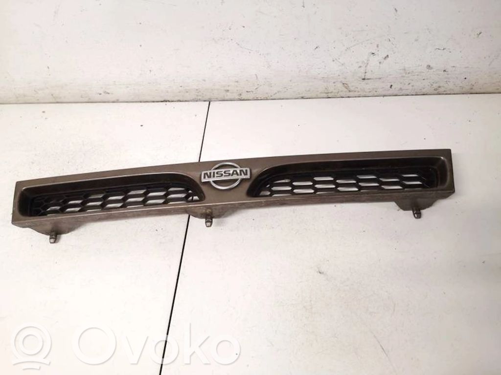 Nissan Sunny Grilă față 