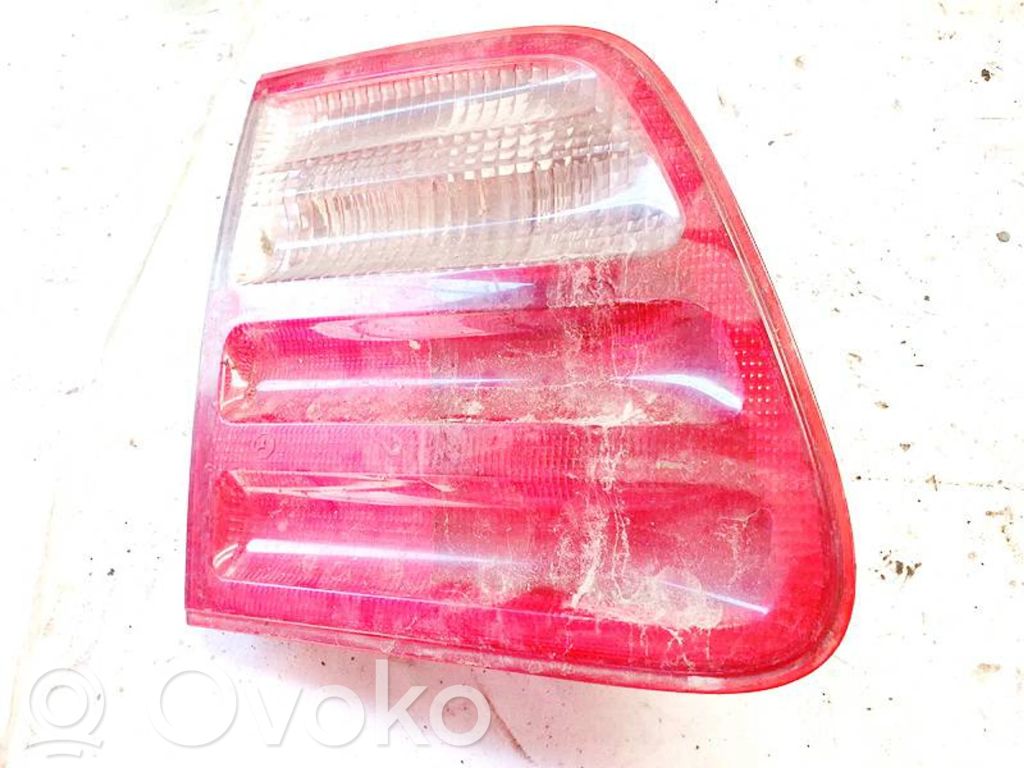 Mercedes-Benz E W210 Lampy tylnej klapy bagażnika 