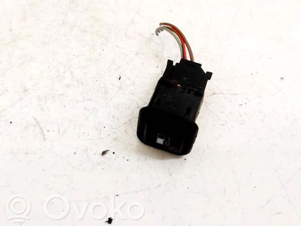 Volkswagen PASSAT B5 Przycisk otwierania wlewu paliwa 