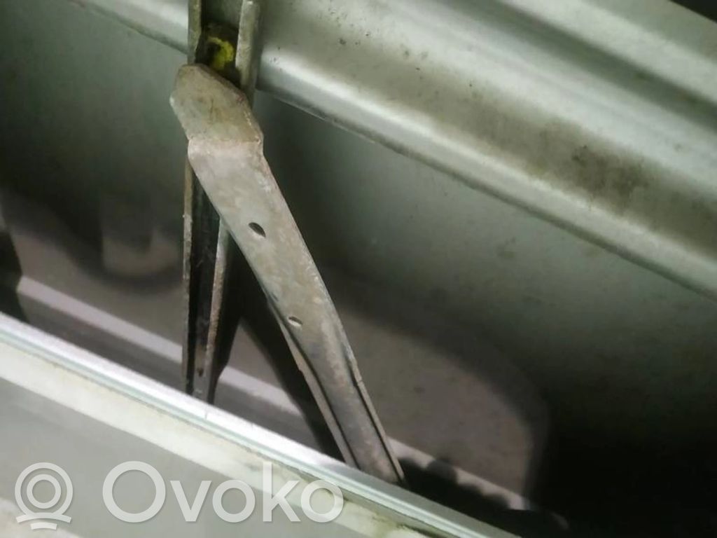 Liukuoven ikkunannostin moottorilla